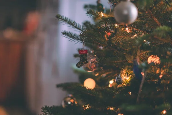 Κοντινό πλάνο ενός χριστουγεννιάτικου δέντρου με στολίδια και φώτα — Φωτογραφία Αρχείου