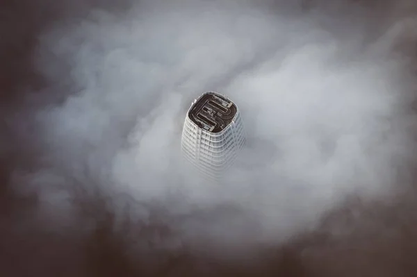 Κορυφή Του Ψηλότερου Κτηρίου Στο Σαν Φρανσίσκο Τυλιγμένο Σύννεφα — Φωτογραφία Αρχείου