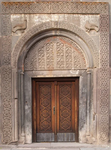 Anciennes portes de l'église arménienne — Photo