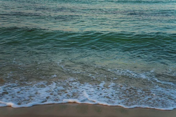 Hermosa toma de olas oceánicas disparadas desde la costa — Foto de Stock