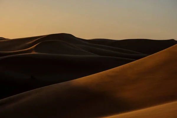 Belo tiro de dunas de areia com céu limpo no fundo — Fotografia de Stock