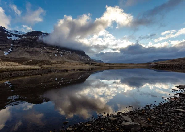 Mooi schot van een rotsachtig veld met een meer en adembenemende hemel — Stockfoto