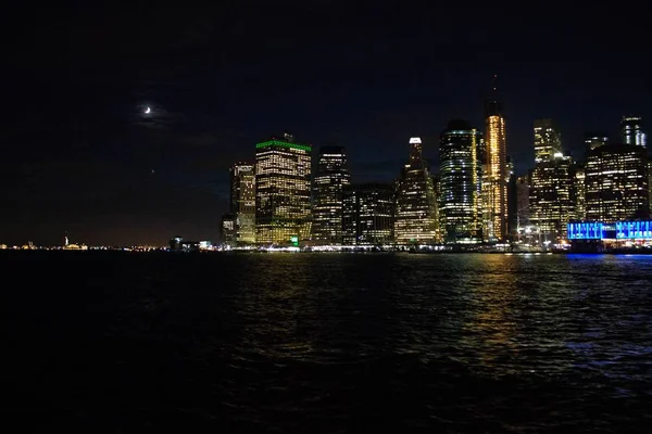 Belle vue de Manhattan et du pont la nuit — Photo