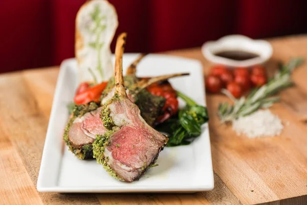 Primo piano di manzo cotto con spezie e peperoni verdi e rossi fritti con sfondo sfocato — Foto Stock