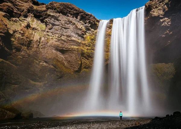 Belle prise de vue d'une cascade dans les montagnes rocheuses — Photo