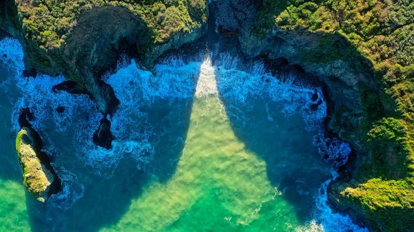 Die Schöne Luftaufnahme Der Küste Des Meeres Mit Erstaunlichen Wellen — Stockfoto