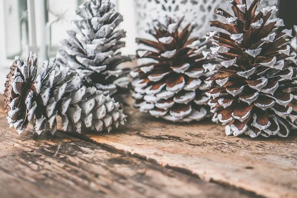 Primer plano de piñas decorativas para Navidad —  Fotos de Stock