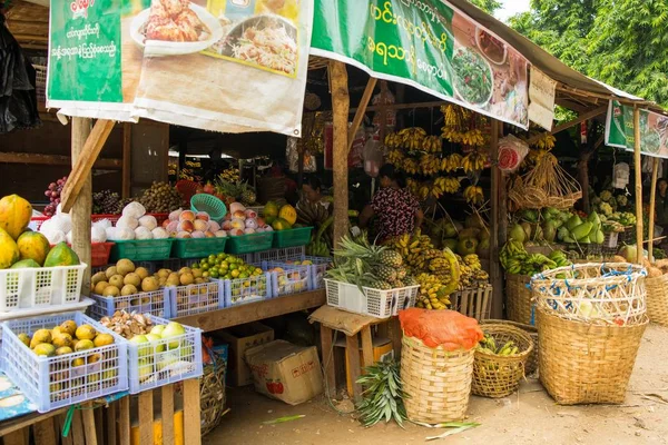 Mercato birmano Nyaung-U, con bancarelle che vendono diversi articoli, vicino a Bagan, Myanmar . Fotografia Stock