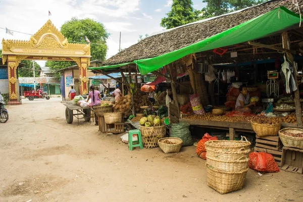 Mercato birmano Nyaung-U, con bancarelle che vendono diversi articoli, vicino a Bagan, Myanmar . Immagine Stock