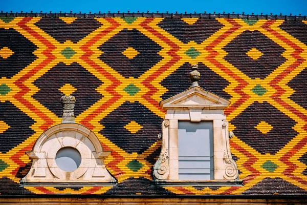 Telhado de padrão borgonhês de Os Hospitais de Beaune ou Museu Hôtel-Dieu de Beaune em Beaune, França — Fotografia de Stock