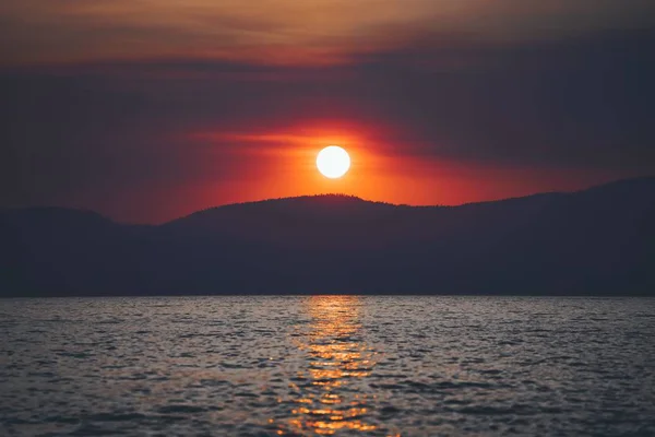 Hermosa puesta de sol en julio en Lake Tahoe, CA — Foto de Stock