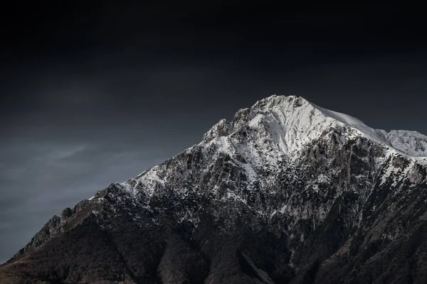 暗い空と美しい山々と丘の素晴らしい黒と白の写真 — ストック写真