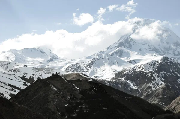 Bela paisagem das montanhas rochosas e nevadas no campo — Fotografia de Stock
