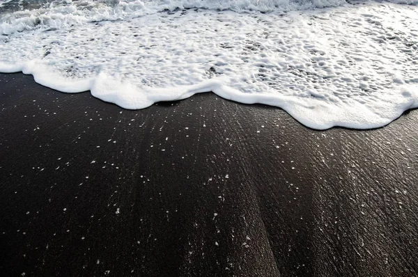 Tiro de curta distância de ondas do mar aa atingindo a costa — Fotografia de Stock