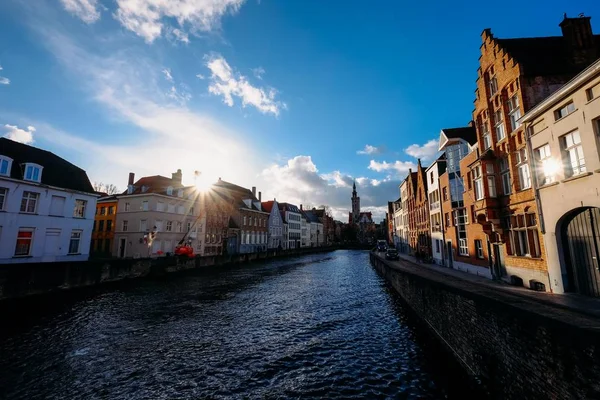 Sokağın ortasındaki kanal ve gündüz binaları. — Stok fotoğraf
