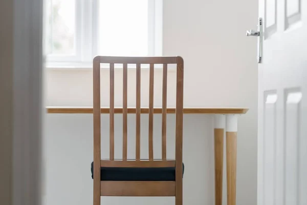 Fából készült szék és egy asztal egy fehér, békés szobában lövés egy ajtónyitó — Stock Fotó