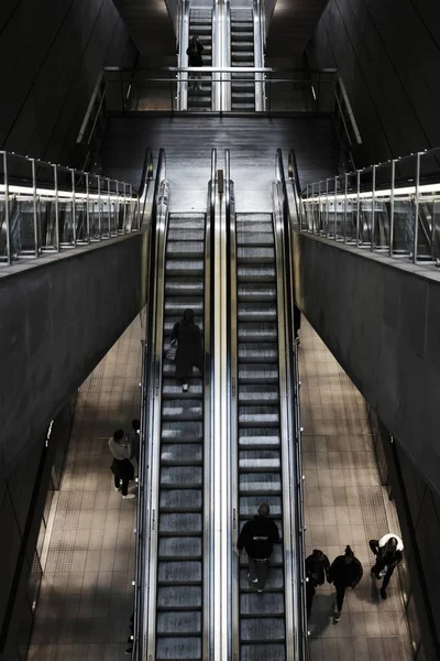 Tiro aéreo de una escalera mecánica en una estación de tren — Foto de Stock