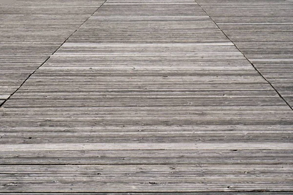 Close-up van een verweerde oude houten promenade of voetgangersbrug-perfecte achtergrond — Stockfoto