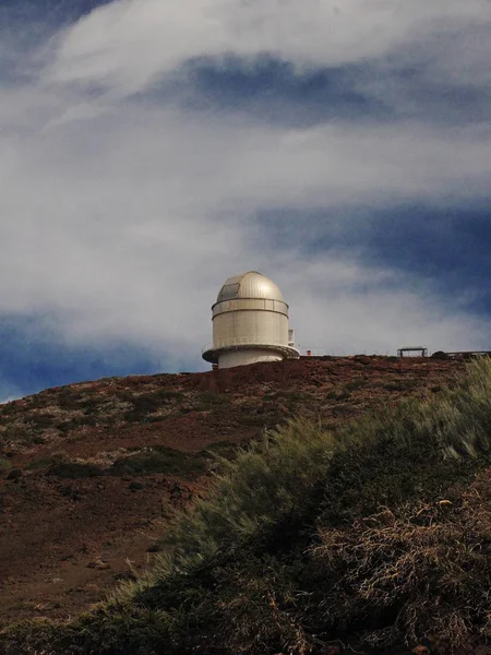 Vertikale Aufnahme eines Observatoriums auf einem Hügel mit bewölktem Himmel im Hintergrund — Stockfoto