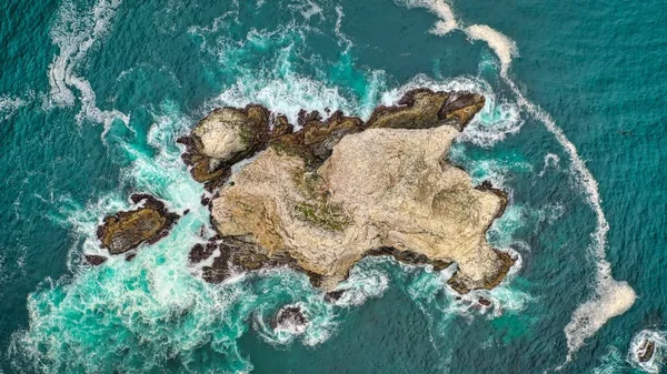 Prachtige overhead foto van koraalriffen in het midden van de oceaan met verbazingwekkende oceaan golven — Stockfoto