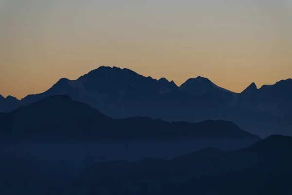 Lindas montanhas rochosas com o pôr do sol para trás — Fotografia de Stock