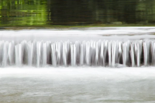 Vacker bild av vatten som rinner ner i en flod — Stockfoto