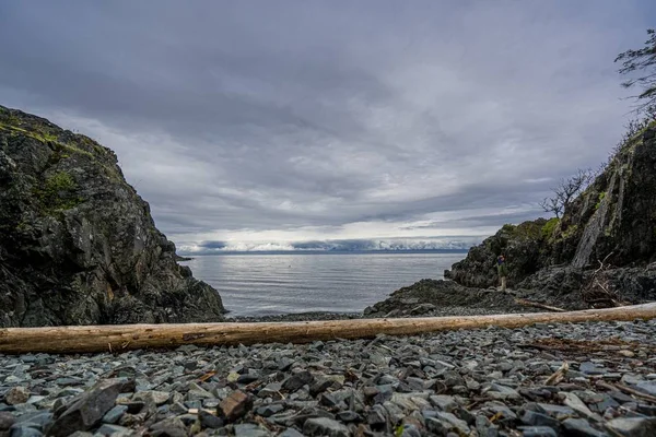 Hermosa toma de colinas rocosas en la orilla del mar bajo un cielo despejado —  Fotos de Stock