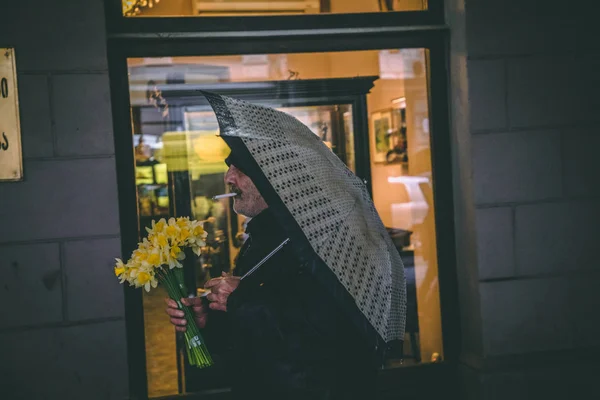 Un anciano esperando — Foto de Stock