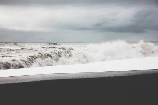 Όμορφο τοπίο με εκπληκτικά ισχυρά κύματα στον ωκεανό κατά τη διάρκεια της κακοκαιρίας στην ύπαιθρο — Φωτογραφία Αρχείου