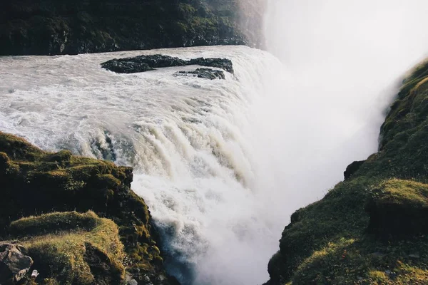Krásná scenérie úžasné a úchvatné velké vodopády v divočině — Stock fotografie