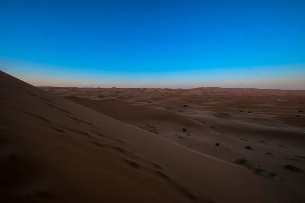 Прекрасний знімок піщаних дюн з ясним блакитним небом на задньому плані — стокове фото