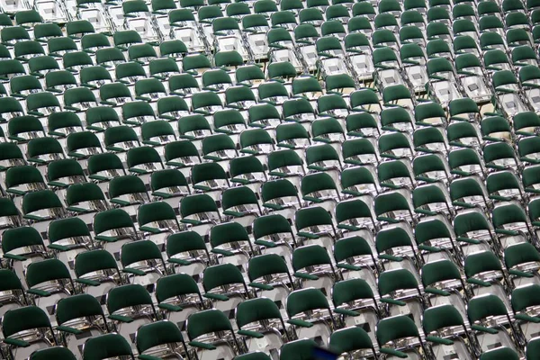 Amplio plano de múltiples sillas dispuestas en una fila — Foto de Stock