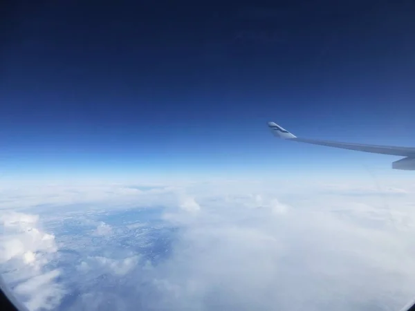 白い雲が立つ青空の飛行機の翼の広いショット — ストック写真