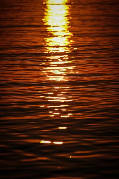 Colpo Verticale Onde Marine Che Riflettono Luce Del Sole Tramonto — Foto Stock