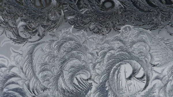 ガラス上の美しい霜のパターンとテクスチャのクローズアップショット — ストック写真