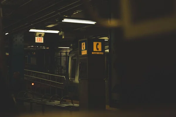 Sötét felvétel egy telefonfülkéről egy metróállomáson — Stock Fotó