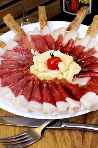 Primer plano de un plato con tocino, queso y tomate encima — Foto de Stock
