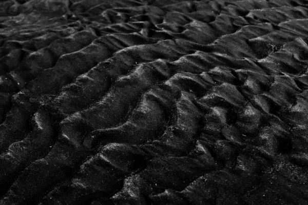 Greyscale close-up tiro de texturas de areia no deserto — Fotografia de Stock