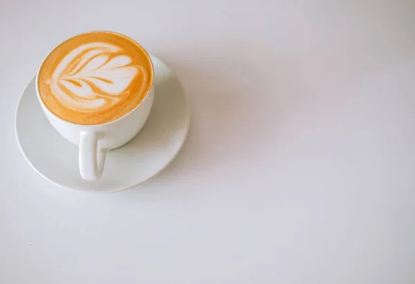 Una tazza di latte ben fatto con arte su schiuma — Foto Stock
