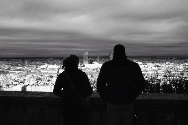 Un macho y una hembra disfrutando de la vista de la ciudad por la noche — Foto de Stock