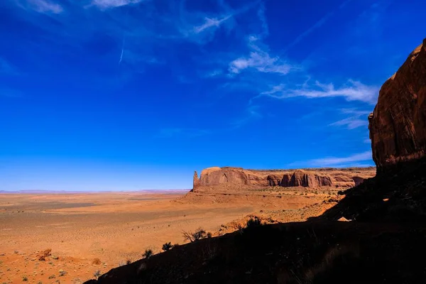 Montagna deserta in lontananza con cielo azzurro sullo sfondo in una giornata di sole — Foto Stock