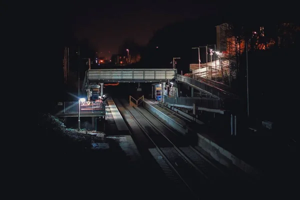 夜の空の鉄道のワイドショット — ストック写真