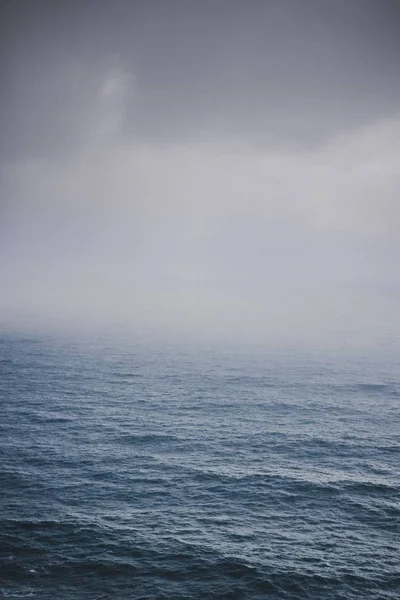 Πυροβολισμός του ωκεανού σε μια ομιχλώδη μέρα — Φωτογραφία Αρχείου