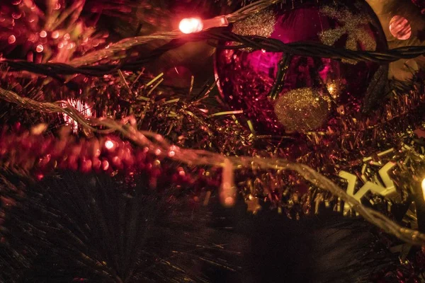 花輪とライトと美しいカラフルなクリスマスの装飾のクローズアップ — ストック写真