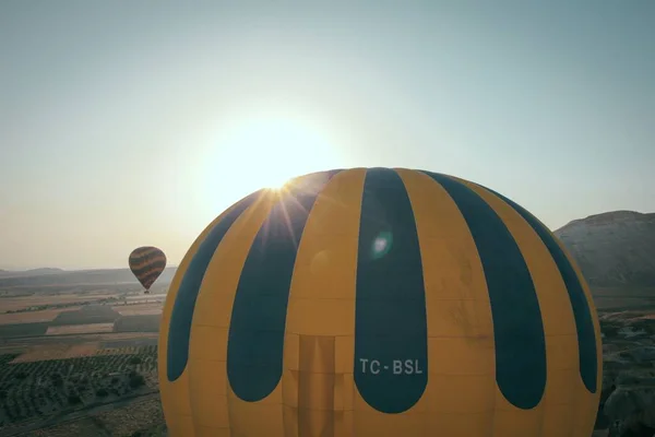 Nahaufnahme eines bunten Heißluftballons hoch in den Wolken — Stockfoto