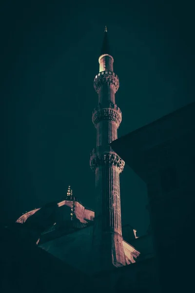 夜間のモスク塔の垂直撮影 — ストック写真