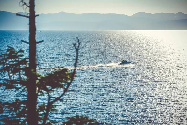 Bootsnelheid op Lake Tahoe op de suuny-dag met bergen op de achtergrond — Stockfoto