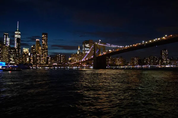 Prachtig shot van Manhattan en de brug 's nachts — Stockfoto