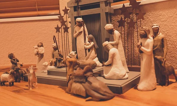 Fotografie de figurine mici pe o placă de lemn decorată cu stele — Fotografie, imagine de stoc