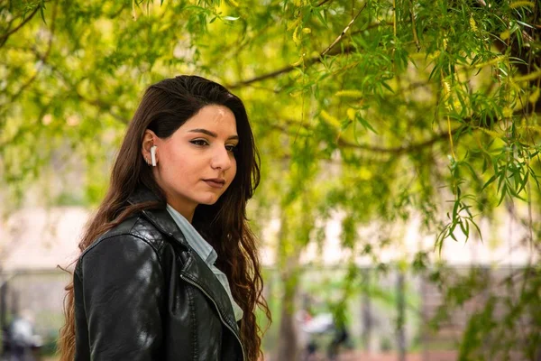 Chica con auriculares inalámbricos —  Fotos de Stock